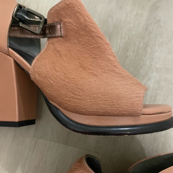 Robert Clergerie calf skin Tan Heels with Modern Design - Picture 7 of 15